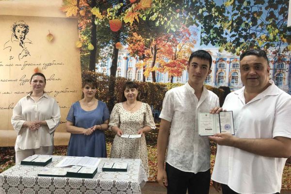 tseremoniya-vrucheniya-svidetelstv-o-gimnazicheskom-obrazovanii-36B832D19-217F-D30C-898E-13434939C027.jpg