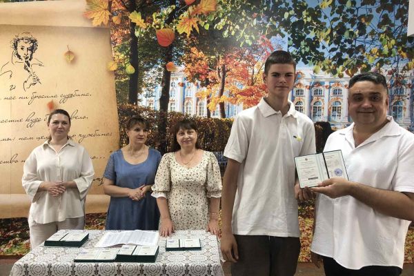 tseremoniya-vrucheniya-svidetelstv-o-gimnazicheskom-obrazovanii-7F52BCE4F-0443-B673-AE74-8DA57B8CB437.jpg