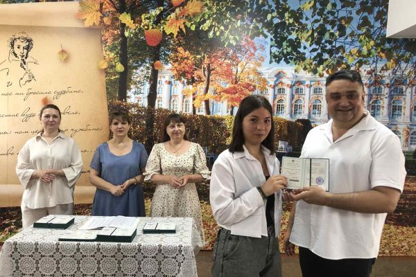 tseremoniya-vrucheniya-svidetelstv-o-gimnazicheskom-obrazovanii-9D399C7A5-A9FE-6D9D-C9FD-115083E8B67D.jpg