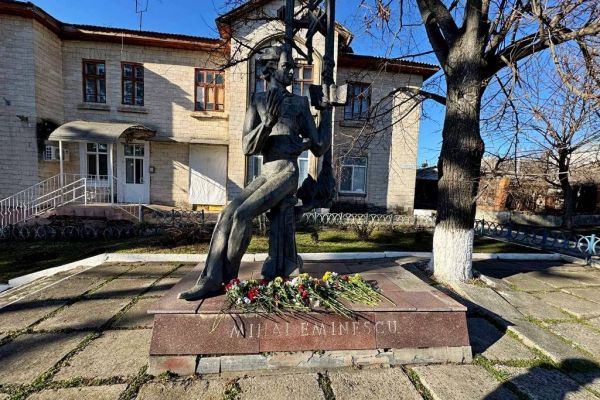 eminescu-70C774A6E-20BC-C5A6-4434-637F572A8AB3.jpg