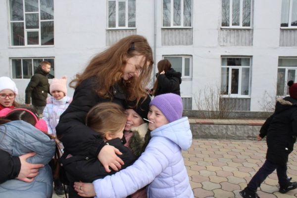 international-hug-day-577B71028-B4E8-B6B7-80C0-BD391D73FF7D.jpg