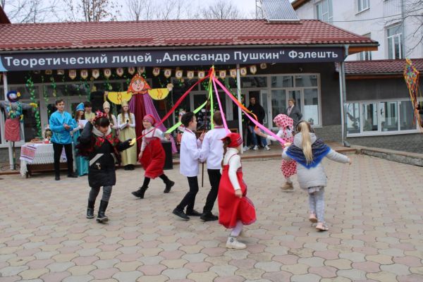 maslenitsa-v-litsee-kogda-traditsii-sogrevayut-serdtsa-177BC66DD-44B2-A8EB-302A-E456C55E881C.jpg