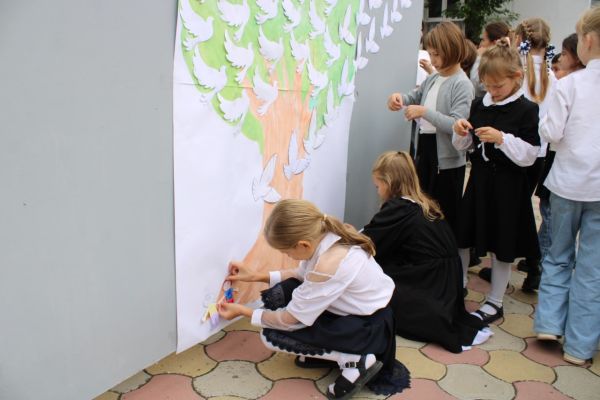 kogda-golubi-nadezhdy-vzletayut-v-nebo-nash-litsej-vstrechaet-den-mira-1EB25035D-B070-3391-FFE5-BE42D6BEC7CC.jpg