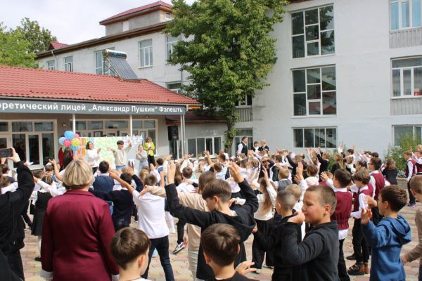 kogda-golubi-nadezhdy-vzletayut-v-nebo-nash-litsej-vstrechaet-den-mira-2D12EB7B5-D4E7-36D2-403E-9DE8F3A917DF.jpg