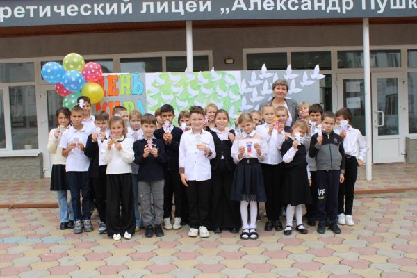kogda-golubi-nadezhdy-vzletayut-v-nebo-nash-litsej-vstrechaet-den-mira-4F5615236-E19F-91F1-0CE5-6FA502CB582A.jpg