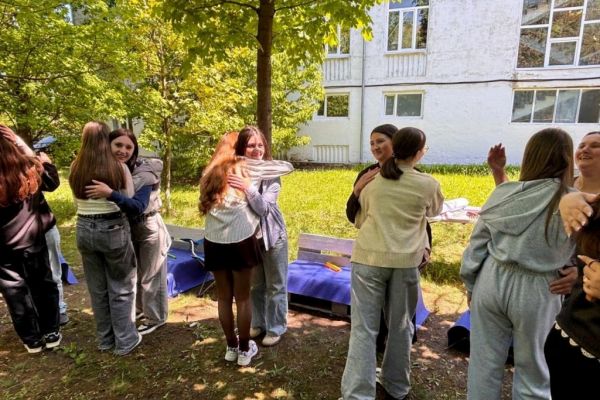 dochki-materi-v-mezhdunarodnyj-den-semi-487747623-B2F9-451B-A98E-4727C0B7762F.jpg